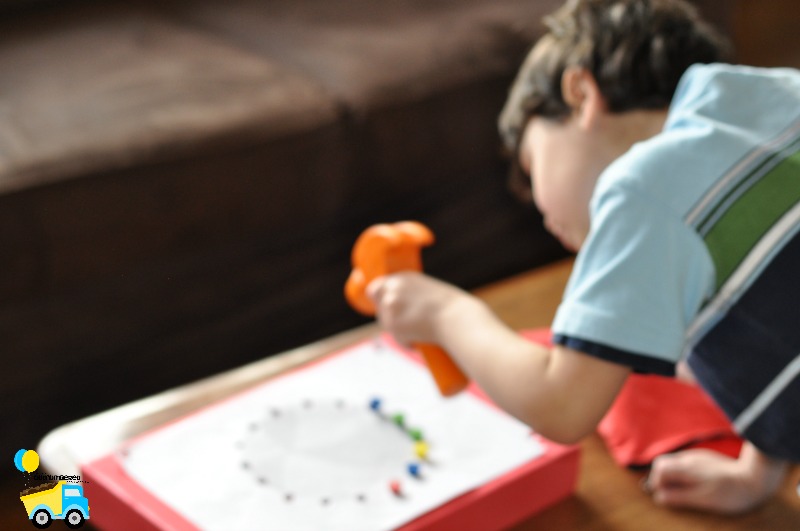 This fun pounding fine motor activity for kids is perfect for active boys to develop their fine motor skills! Click through to give it a try! 